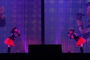 BABYMETAL「BABYMETAL WORLD TOUR 2014」幕張メッセイベントホール公演2日目で“BLACK BABYMETAL”が「おねだり大作戦」を披露する様子。（Photo by Shingo Miyaaki）