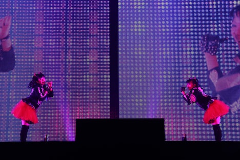 BABYMETAL「BABYMETAL WORLD TOUR 2014」幕張メッセイベントホール公演2日目で“BLACK BABYMETAL”が「おねだり大作戦」を披露する様子。（Photo by Shingo Miyaaki）