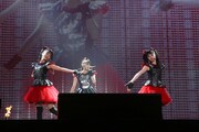 BABYMETAL「BABYMETAL WORLD TOUR 2014」幕張メッセイベントホール公演2日目の様子。（Photo by Shingo Miyaaki）