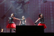 BABYMETAL「BABYMETAL WORLD TOUR 2014」幕張メッセイベントホール公演2日目の様子。（Photo by Shingo Miyaaki）