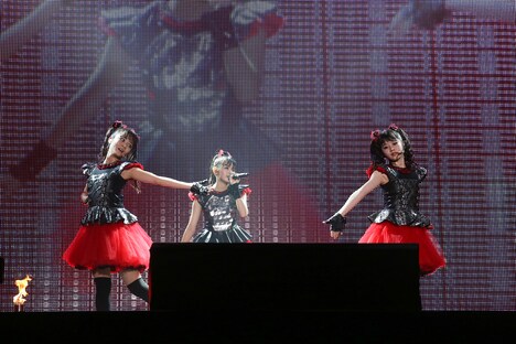 BABYMETAL「BABYMETAL WORLD TOUR 2014」幕張メッセイベントホール公演2日目の様子。（Photo by Shingo Miyaaki）