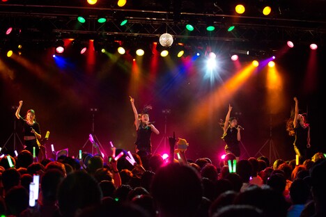 左から小栗かこ、村上来渚、伊藤千咲美、平野沙羅。