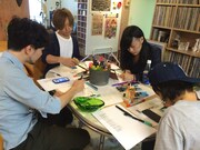 ジャケット用のイラストを描くきのこ帝国。