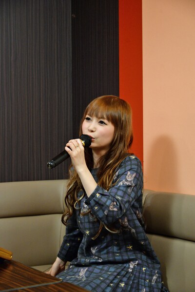 「ジョジョ～その血の運命～」を歌唱する中川翔子。