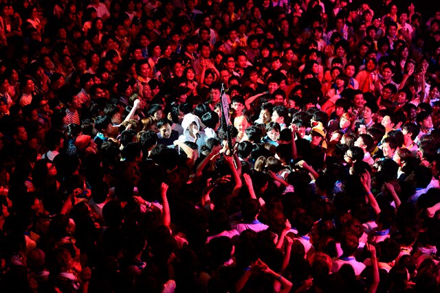 フロアの中でマイク片手に熱唱する川谷絵音（Vo, G）（撮影：橋本塁）。