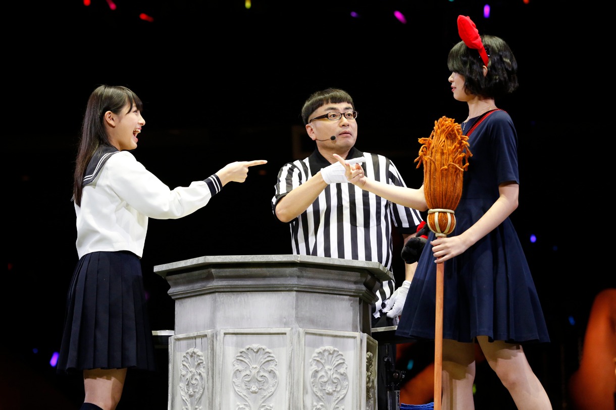 大和田南那と前田亜美による対戦の様子。 (c)AKS