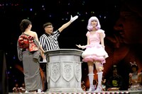 武藤十夢と島崎遥香による対戦の様子。 (c)AKS