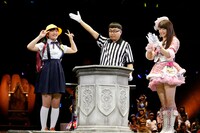 佐藤妃星と峯岸みなみによる対戦の様子。 (c)AKS