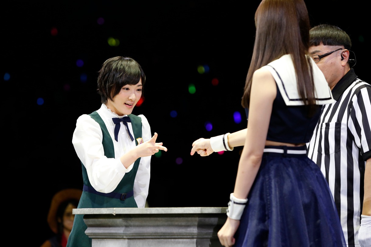 生駒里奈と小嶋陽菜による対戦の様子。 (c)AKS