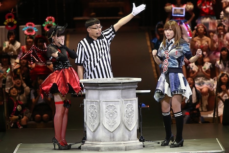 朝長美桜と宮崎美穂による対戦の様子。 (c)AKS