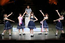 左から川後陽菜、永島聖羅、小嶋陽菜、斉藤優里、中田花奈。 (c)AKS
