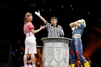 永尾まりやと西山怜那による対戦の様子。 (c)AKS