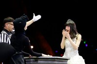 小笠原茉由と岡田奈々による対戦の様子。 (c)AKS