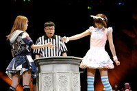 宮崎美穂と横島亜衿による対戦の様子。 (c)AKS