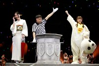 松井珠理奈と小谷里歩による対戦の様子。 (c)AKS