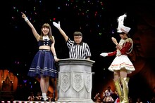 小嶋陽菜と高木由麻奈による対戦の様子。 (c)AKS