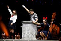 大和田南那と前田亜美による対戦の様子。 (c)AKS