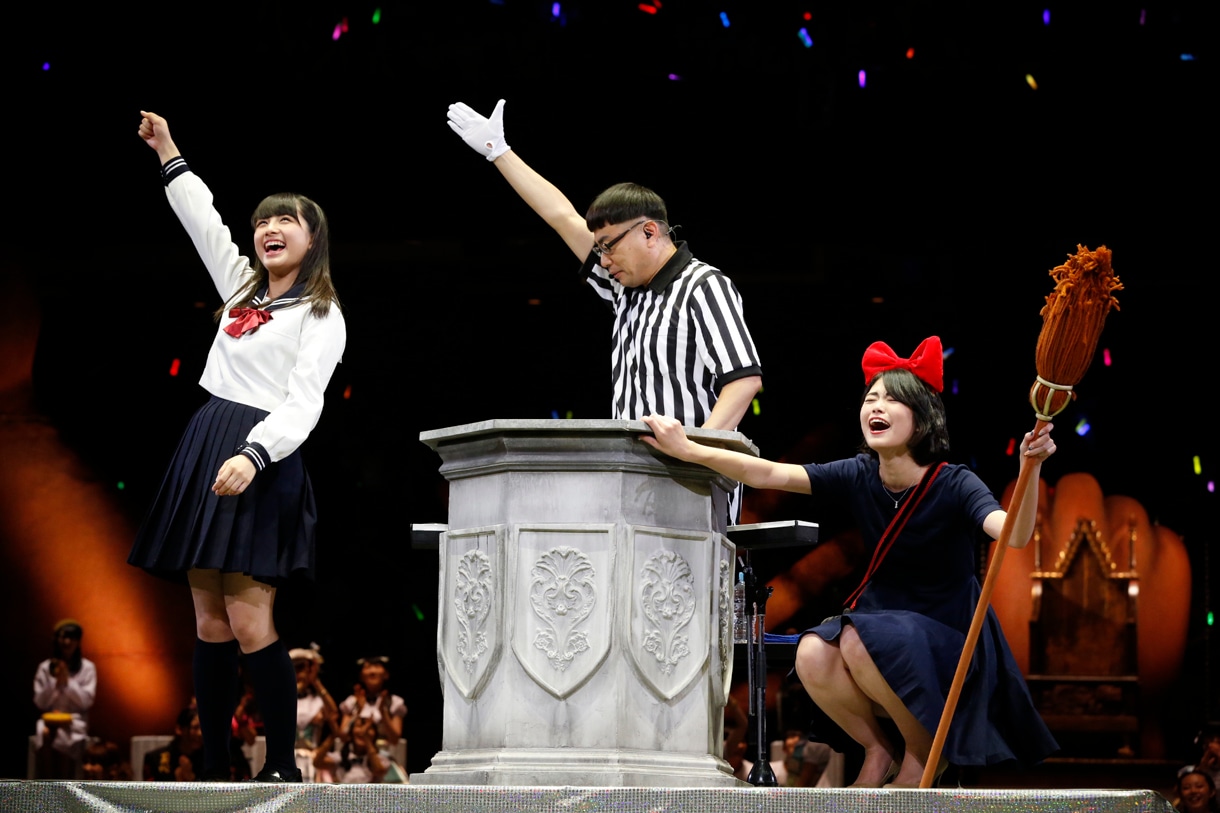 大和田南那と前田亜美による対戦の様子。 (c)AKS