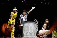 藪下柊と中西智代梨による対戦の様子。 (c)AKS