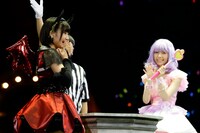 朝長美桜と島崎遥香による対戦の様子。 (c)AKS