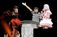 朝長美桜と島崎遥香による対戦の様子。 (c)AKS