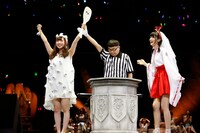 東由樹と神門沙樹による対戦の様子。 (c)AKS