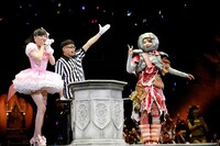 江籠裕奈と内田眞由美による対戦の様子。 (c)AKS