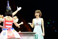 山本彩と柏木由紀による対戦の様子。 (c)AKS