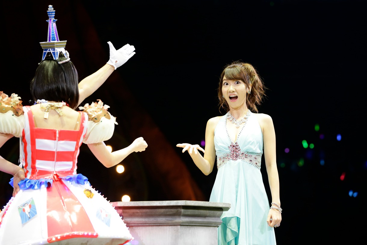 山本彩と柏木由紀による対戦の様子。 (c)AKS