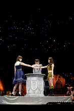 小嶋陽菜と渡辺美優紀による対戦の様子。 (c)AKS