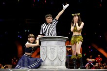 小嶋陽菜と渡辺美優紀による対戦の様子。 (c)AKS