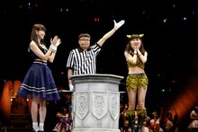 小嶋陽菜と渡辺美優紀による対戦の様子。 (c)AKS