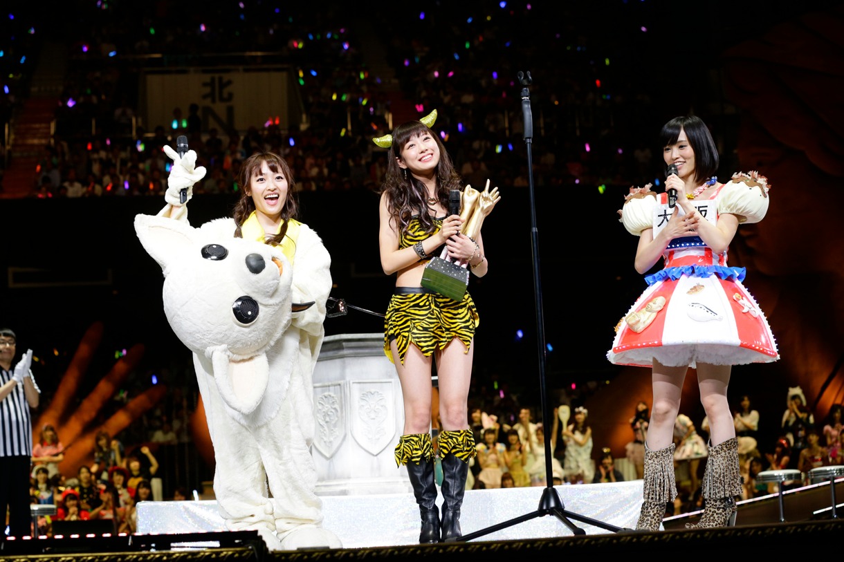 同じNMB48メンバーの小谷里歩と山本彩に祝福される渡辺美優紀。 (c)AKS