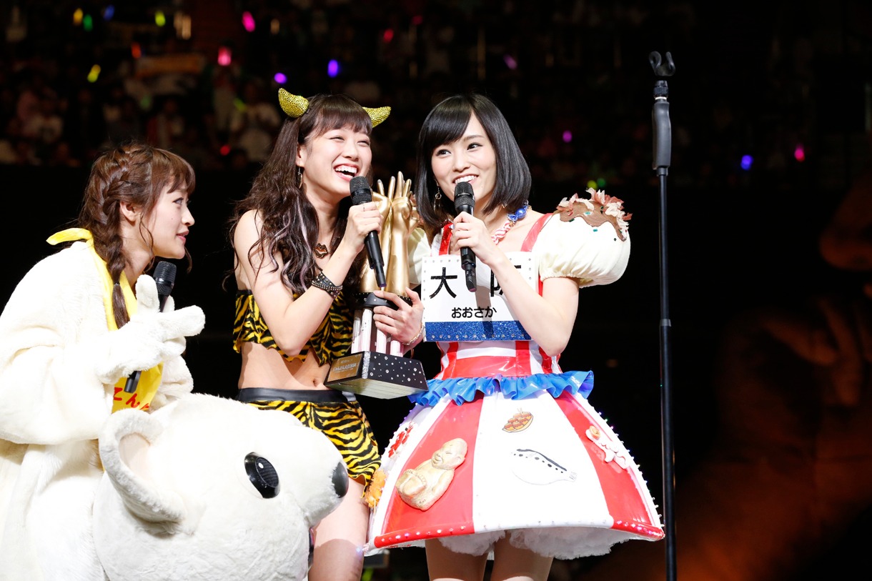 同じNMB48メンバーの小谷里歩と山本彩に祝福される渡辺美優紀。 (c)AKS