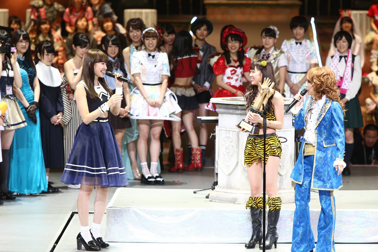 38thシングルのダブルセンターに選ばれた宮脇咲良と渡辺麻友。 (c)AKS