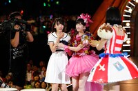 38thシングルのダブルセンターに選ばれた宮脇咲良と渡辺麻友。 (c)AKS