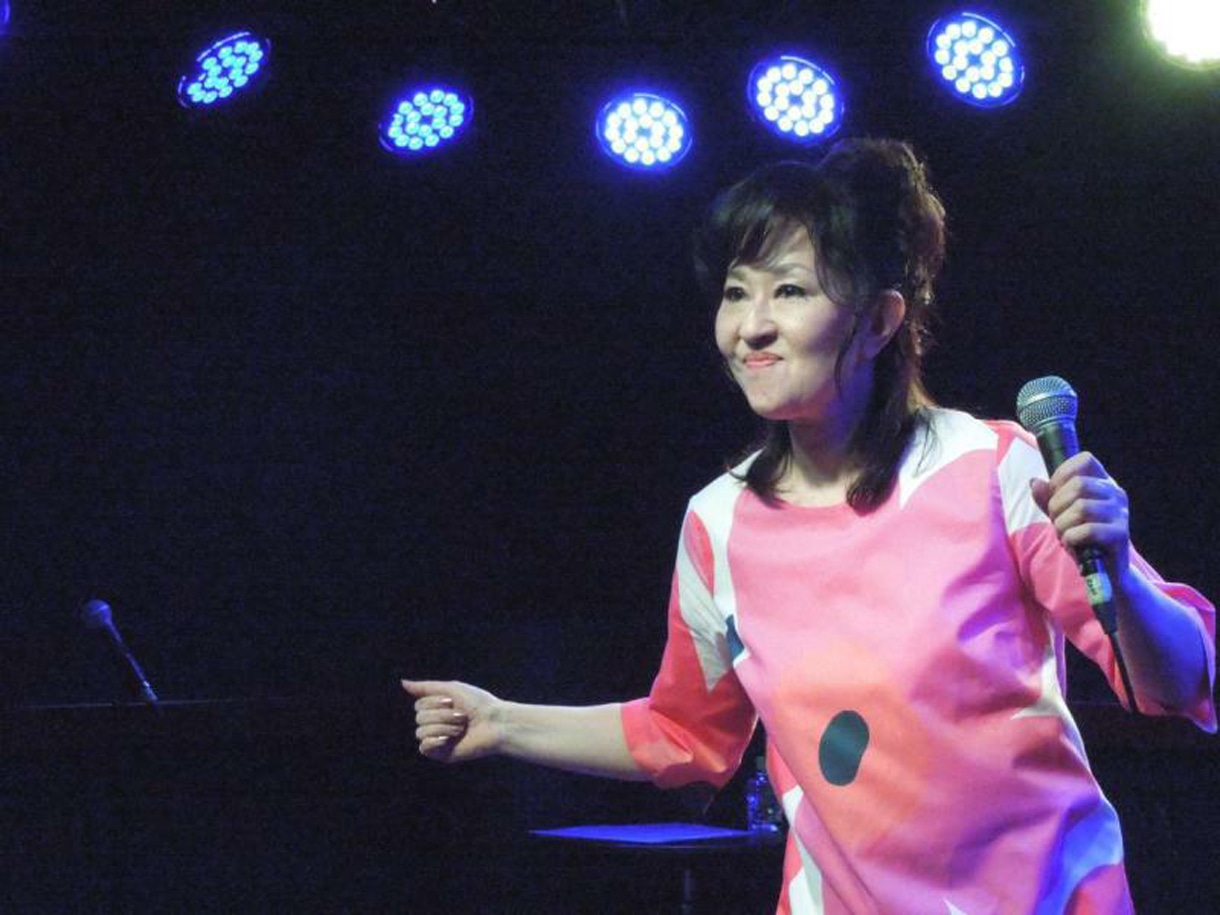 畑中葉子「後から前からBOX ソロ・デビュー 35th Anniversary Special」発売記念イベント、ミニライブの模様。