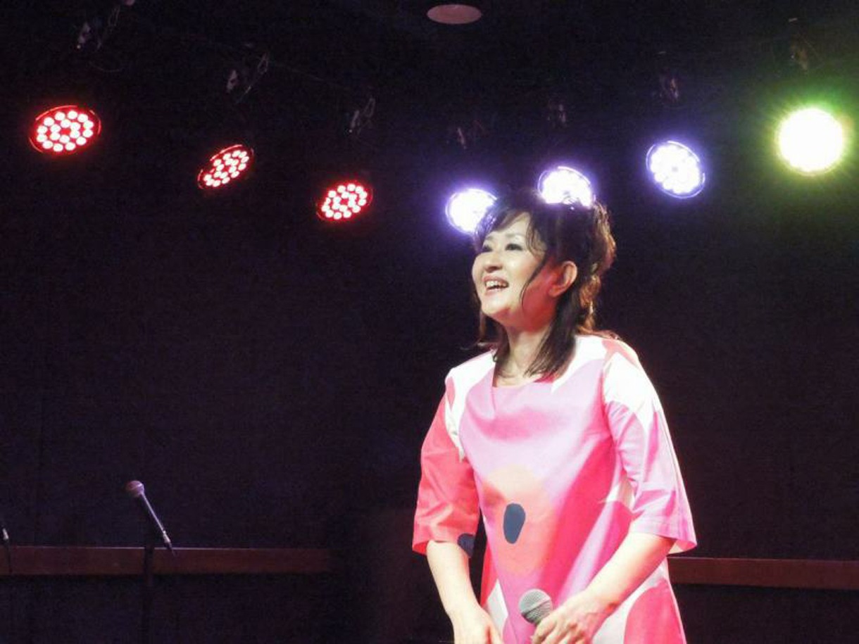 畑中葉子「後から前からBOX ソロ・デビュー 35th Anniversary Special」発売記念イベント、ミニライブの模様。