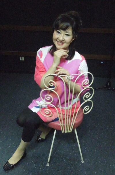 記念撮影中の畑中葉子。椅子はマルベル堂での撮影で当時使用されたもの。