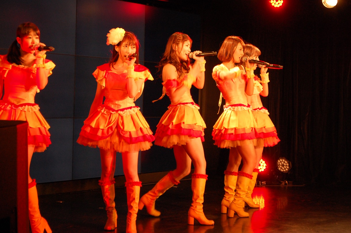 愛乙女★DOLL定期公演の様子。
