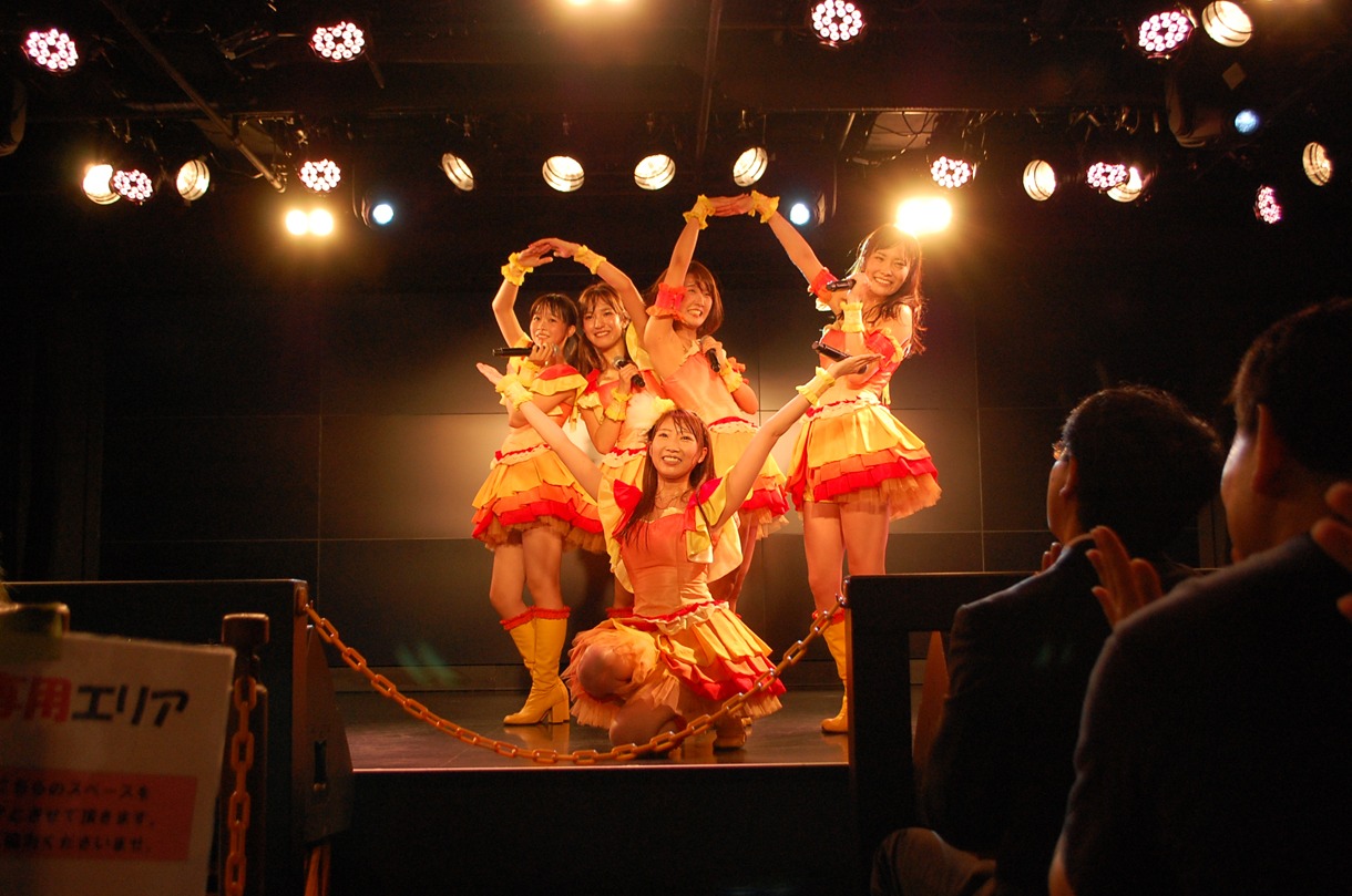 愛乙女★DOLL定期公演の様子。