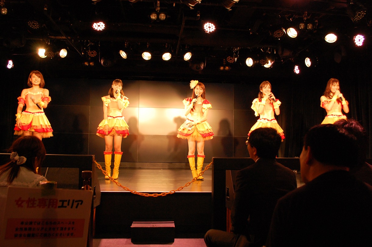 愛乙女★DOLL定期公演の様子。