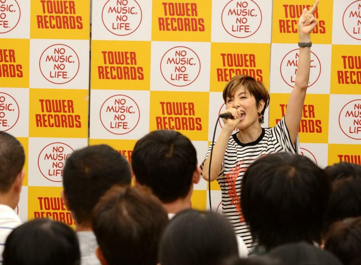 荻野目洋子のインストアライブの模様。