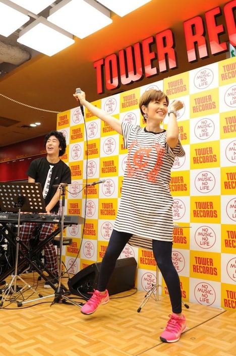 荻野目洋子のインストアライブの模様。