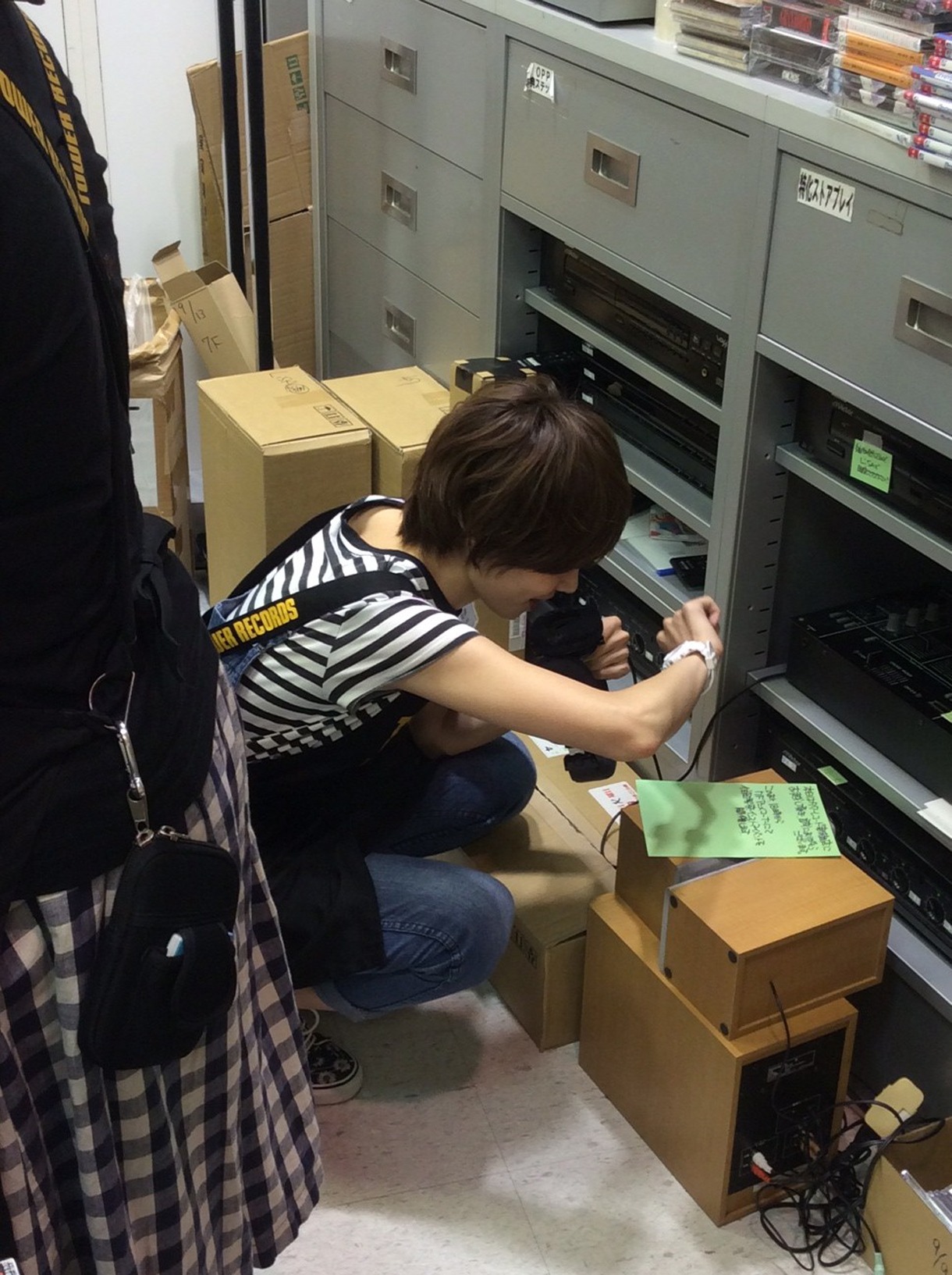 店内業務を体験する住岡梨奈。店内放送に挑戦している。