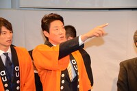 iPhone購入列2番手の人を指さす松岡修造。