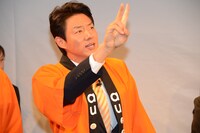 iPhone購入列2番手の人を呼び込もうとする松岡修造。