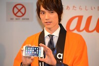 iPhone 6 Plusを持つ福士蒼汰。