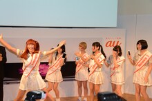 ネットワークの速さをボディランゲージで伝えようとする成瀬瑛美とそれを見つめるでんぱ組.inc。