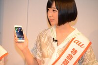 iPhone 6を持つ夢眠ねむ。